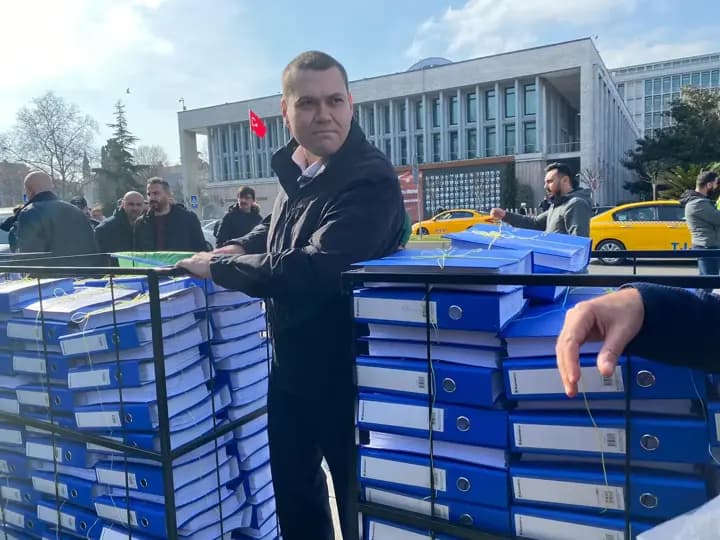 Martı, Paylaşımlı Yolculuk Yönetmeliği için 376 bin dilekçeyi İBB'ye teslim etti